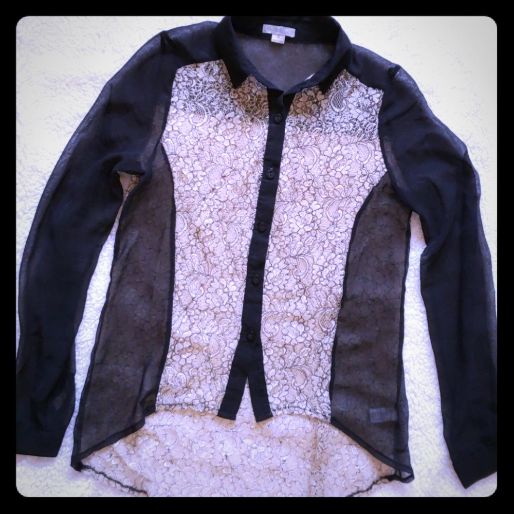 Issi Trendy long sleeve button down shirt 😍